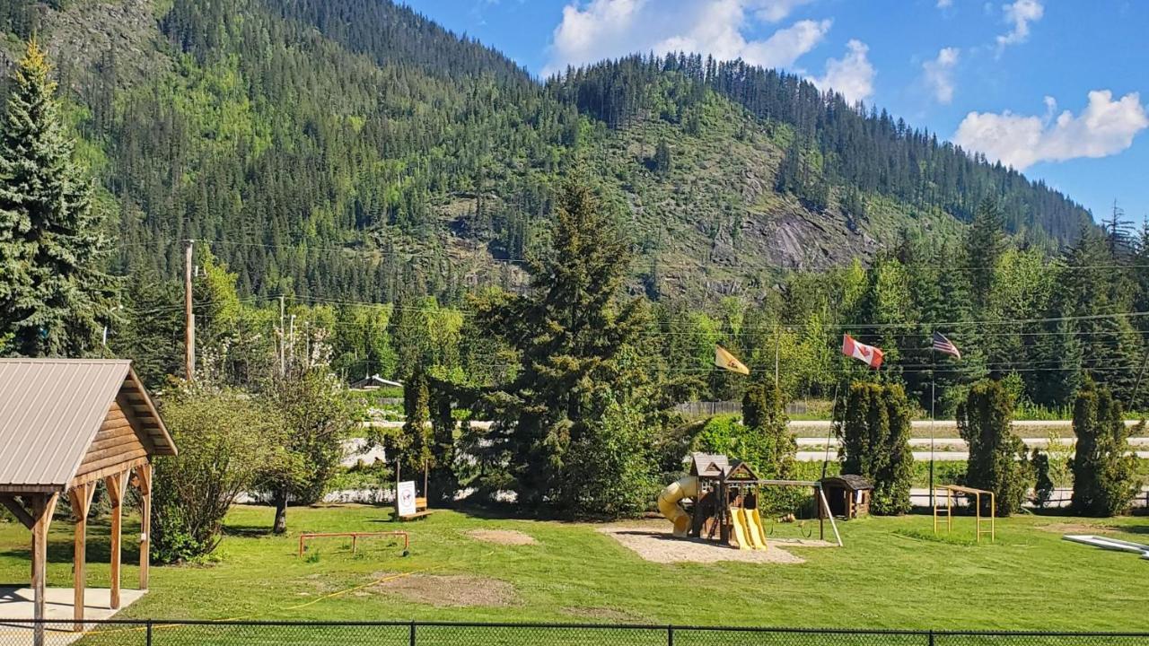 Sicamous Rv & Cabin Resort Malakwa Exterior foto